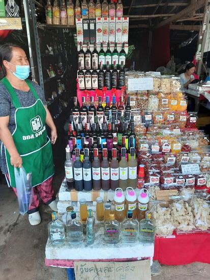 Beim Wein durchprobiert, überwiegend Obstweine.... der Weinhändler unseres Vertrauens würde es als "interessant" beschreiben. Wir haben uns für Reiswein aus black sticky rice als Beutegut entschieden.