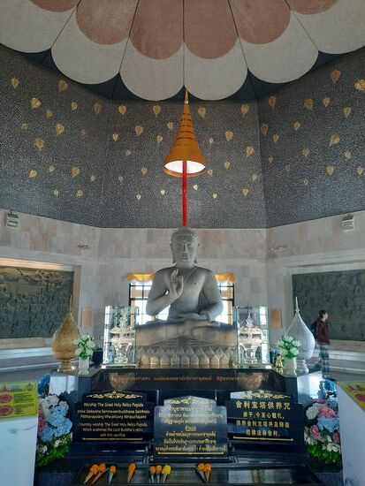 Alles erinnert irgendwie an die Architektur der 70er udn 80er Jahre.... und da wir noch zu Hause eine neue Leuchte für die Couchecke suchen....aber diese gefiel Simone dann doch nicht.