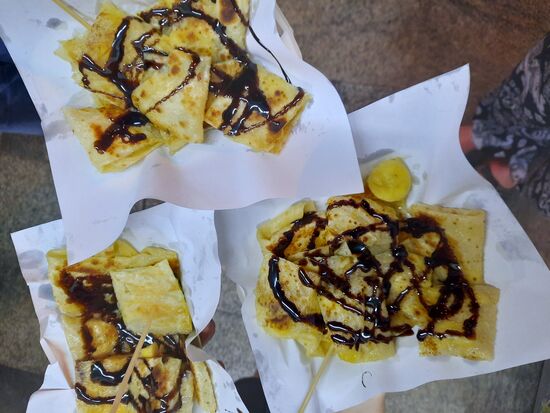 Der krönende Abschluss des Tages...endlich wieder PANCAKE mit Banane und Schokosoße...haben wir sehr vermisst und waren in Chiang Mai nicht fündig geworden. 
Ihr kennt das nicht? Das ist ein leicht salziger Teig, ein sehr dünn gezogenerer Boden, der einseitig in Fett gebraten wird, geschnittene Banane rein, zugeklappt und die andere Seite gebraten...in Stücke zerlegt, Schokosoße drüber...es gibt viele, viele Foren dazu, aber so richtig haben wir es zu Hause noch nicht hinbekommen. Der Teig ist das Schwierige..