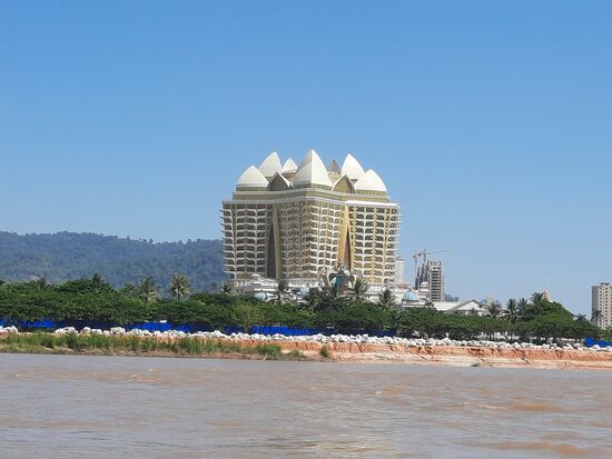 und 2 Nummern größer das Casino auf der laotischen Seite.
