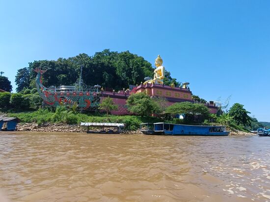 Ein schifffahrender Buddha...und davor ein paar chinesische Schrottkähne, die wohl trotzdem noch Waren transportieren...China ist nicht weit, es sind nur 150 km stromaufwärts.