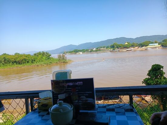 Schnell noch ein Mittagessen mit Flussblick. Der Zipfel über der Karte ist schon Myanmar, die andere Flussseite Laos....irgendwie zieht dieses Land uns an...aber nicht mal so für einen Marktbesuch, das ist einen ganzen Urlaub wert.