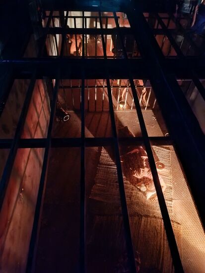 Auch die verhängten drakonischen Strafen wurden anschaulich dargestellt...das ist der Fußboden mit Blick darunter in die Zellen.