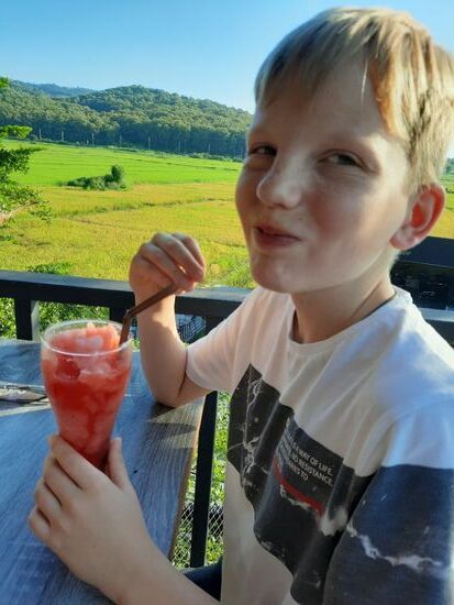 und so sieht ein zufriedenes Kind aus... Entschuldigung, Teenie....