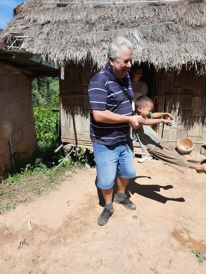 Karussell hilft immer...war hier anscheind neu...ein paar Runden, absetzen und dann sind die kleinen Mäuse weggetorkelt. Gab viel Spaß.