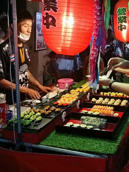 Selbst das Sushi sah extrem appetitlich aus... und 5-10 Baht/Stück, frei wählbar.