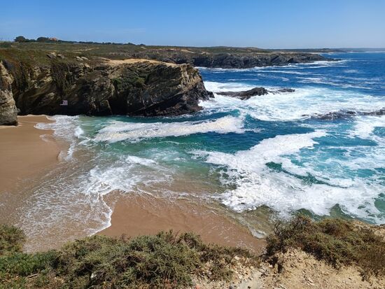 eine wilde baumlose Küste erwartet uns.