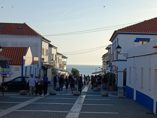 Die Fußgängermeile mit Geschäften u Restaurants Richtung Meer.