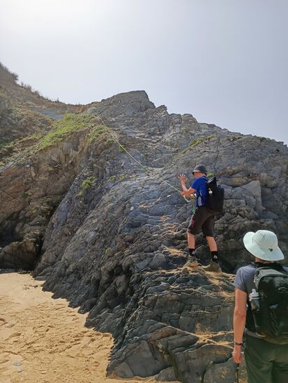 Der Weg nach oben war dann etwas beschwerlich...Raphael freut die challenge.