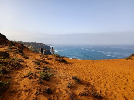 Das Bild ist original, nicht nachbearbeitet. In der Morgensonne strahlte der Sand an der Stelle in kräftigem Orange.