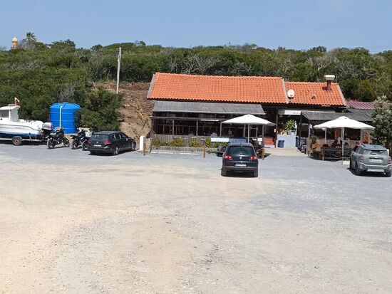 und das war der Lohn. Unverhofft ein paar Meter hinter dem steilen Anstieg ein Fischrestaurant...wirklich richtig gut und gut besucht. Wir haben nur eine Kleinigkeit gegessen...und dazu guten Vinho Verde zum Dumpingpreis...1,50 €/Glas...billiger als alles andere.