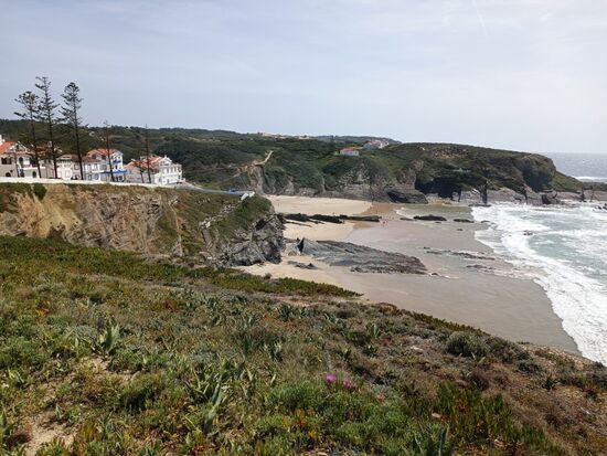 die Strandpromenade von Zambujeitra.