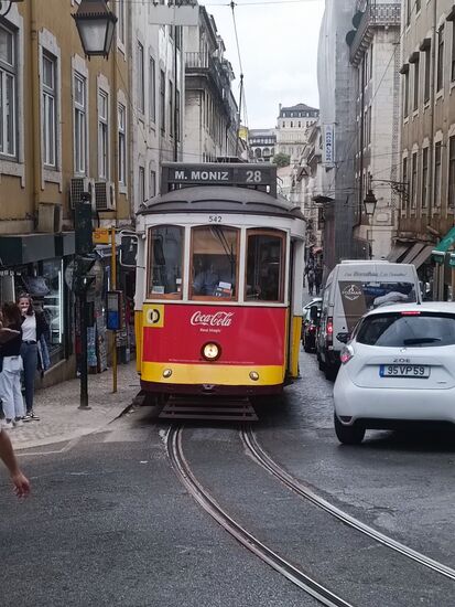 Die Straßenbahn mit ihrer berühmten Linie 28 darf nicht fehlen..
