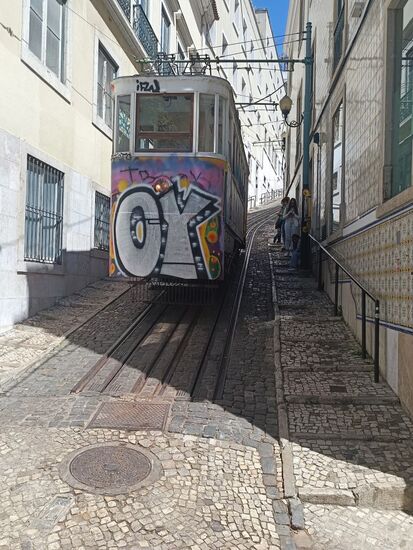 HIer eine der drei Bergbahnen, die zur Überwindung der krassen Höhenunterschiede dienen - wie aus einem Land vor unserer Zeit.