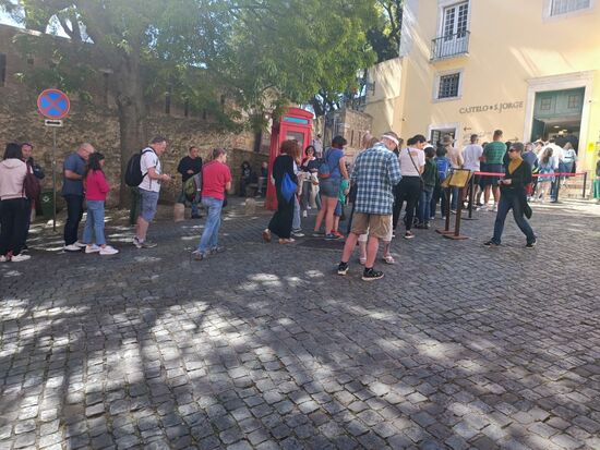 Die Festung Sao Jorge stark überlaufen - wir haben uns das dann geklemmt.