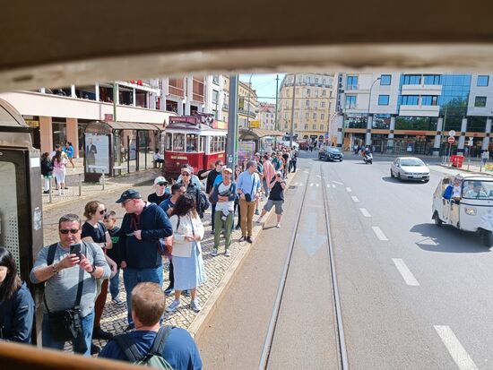 Warten am P. Moniz auf die 28 - die wunderbar altertümliche Straßenbahn musste sein,