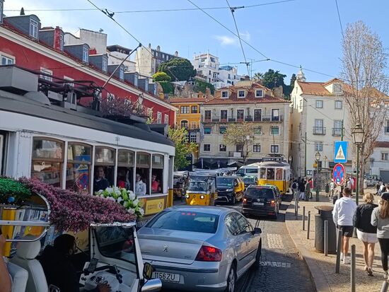 Wie fast überall in Lissabon - Straßen völlig verstopft, mittendrin die Straßenbahn.