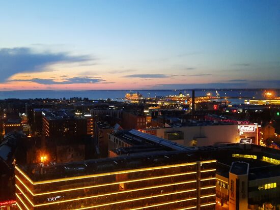 Unser traumhafter Ausblick von unserem Hotel, 16. Etage, genial. es ist übrigens kurz vor MItternacht.