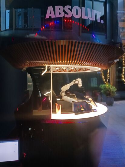 Die Esten sind ziemlich technik-affin. HIer ein Barkeeper anderer Art, aber niemand, der die Dienste in Anspruch genommen hat.