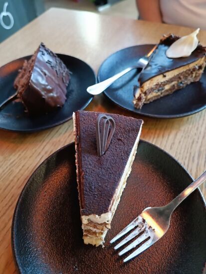 Kaffee und Torte - letztere zum Kilopreis, jedes Stück wurde gewogen. Seltsam. Aber die verkaufende Russin konnte sogar lächeln. Und der Kuchen war lecker.