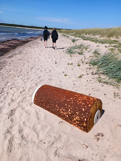 VERLEGT:
Was auf den ersten Blick wie ein verlorengegangener Kastorbehälter aussieht, entpuppt sich bei näherer Betrachtung als alter Badeofen.