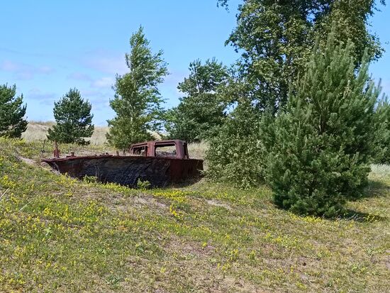 VERFAHREN:
Das alte Boot trennen bestimmt 30 m und eine ordentliche Düne vom Meer.