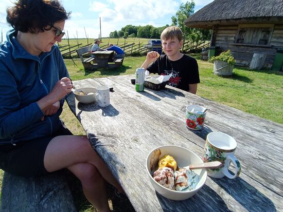 Lohn waren 2 leckeren Capuccino, Eis und leckere Pommes nach Art der Insel.