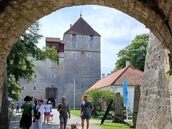 Jetz wird gerade ein Opernfestival vorbereitet - Ende Juli.
Das Museum zur Geschichte Saaremaas im mächtigen Hauptgebäude haben wir uns allerdings erspart.