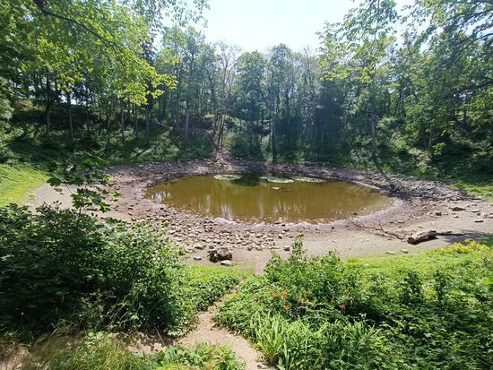 110m im Durchmesser, 25 m tief. Jetzt lann man sagen, das ist halt ein Loch mit einer Pfütze drin...aber uns hat das beeindruckt.