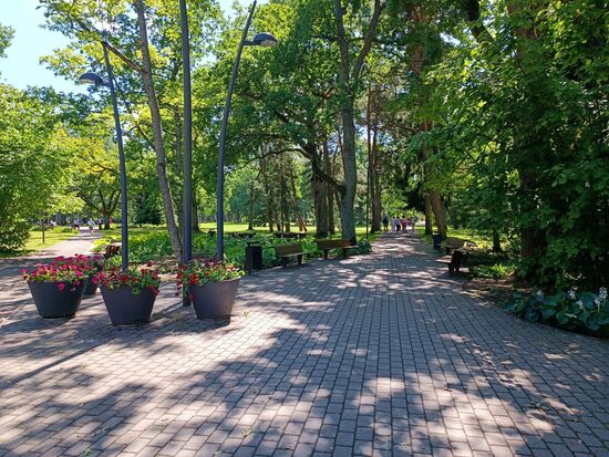 Zwischen Ort und Strand riesige Parkanlagen mit Ruhezonen und Spielplätzen - toll.