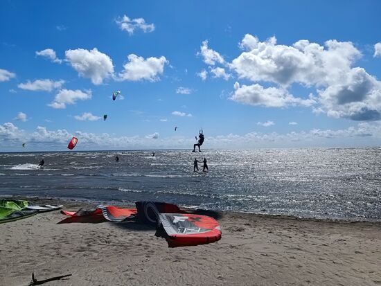 Durch den Wind gute Bedingungen für Kite-Surfer.