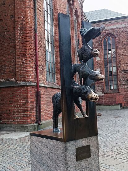 und die Bremer Stadtmusikanten (ein Geschenk Bremenes) beim Blick durch den Eisernen Vorhang.