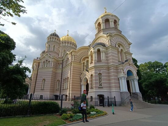 Die russisch orthodoxe Kathedrale...zu Sowjetzeiten zum Haus des Wissens mutiert.