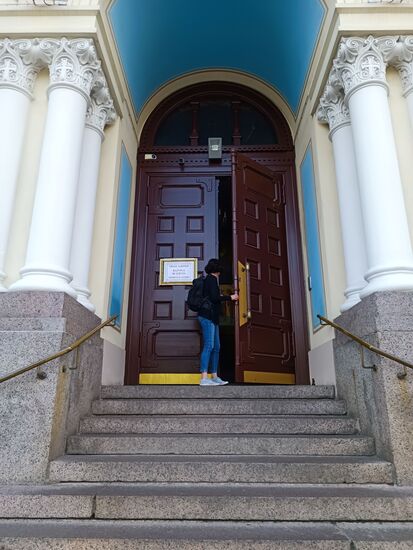 Raphael und ich durften auf Grund unserer Kurzbeinigkeit nicht mit rein, also war Simone unsere Abgesandte. Kurze Zeit später wurde draußen das Schild "Closed" drangepinnt....und wir warteten und warteten ...aha, dann ging die Tür doch noch mal auf.