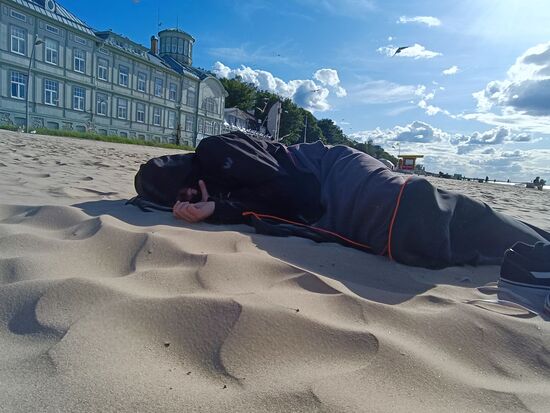 Nein, kein Obdachloser am Strand, nur Raphael, eingepackt gegen Wind und die mäßigen Temperaturen.