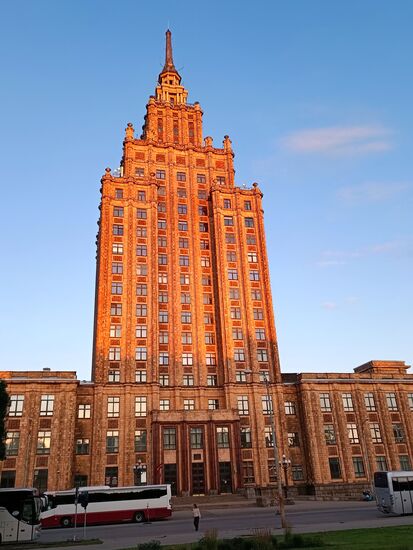 Das wundervolle Gebäude, das innen aber dann doch eher notalgischen Charme versprüht. Beim Pförtner die 6 €/Erwachsenennase abgedrückt und dann nach oben. Kein Betrieb - nur noch ein weiteres Pärchen war oben.