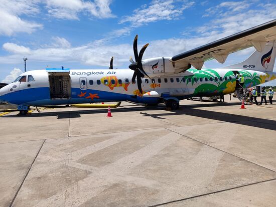 Eine etwas alte Mühle brachte uns in 1 h 15 min von BKK nach Siem Reap... die Fische in der Gestaltung gaben uns schon etwa zu denken...wenn solche Begegnungen zum Alltag gehören...