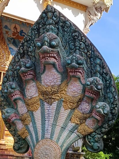 Dabei ist uns diese furchterrregende 7-köpfige Schlange begegnet, ob die noch jemanden von den roten Khmer getroffen hat? Dann hätte Blick seinen Grund.