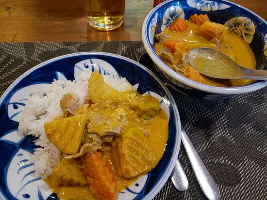 Am Ende war´s für mich ein Khmer curry mit Kartoffeln, Kürbis und Karotten, fast zu mild gewürzt.