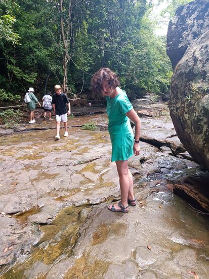 Eigentlich war die Kletterei vorbei, dann hat´s Simone die Beine weggezogen auf dem glitschigen Untergrund... die Hand tat weh, aber mit Arnika-Kügelchen ist die Welt fast wieder gut (warum die Teile aber nicht gegen den Sonnenbrand vom gestrigen Schnorcheln helfen...)