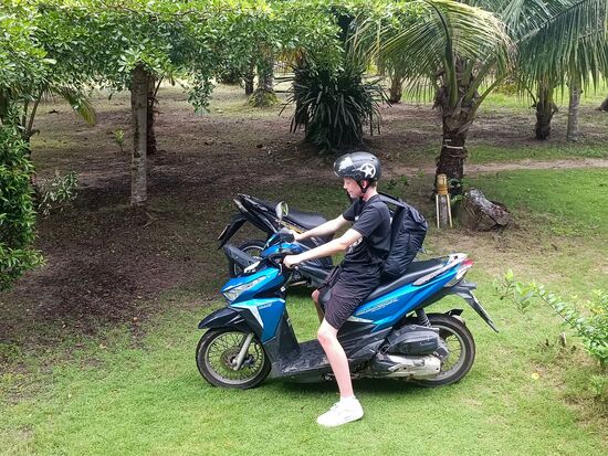 Keine Chance wird ausgelassen. Bevor wir in den Tag starten, wird schon eine Runde gedreht, aber Raphael macht das auch gut ... nur wenn er Simone von den erreichten km/h berichtet, dann kommt mütterliches Bauchgrummeln.