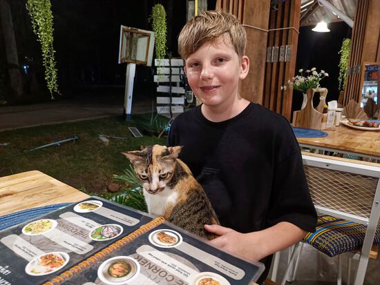 Beim Abendessen, kaum hatten wir uns gesetzt, hatte Raphael schon die Restaurantmiez Lucky auf dem Schoß...naja, was so ein richtiger Katzenflüsterer ist... aber psst...das darf unsere Joshi von zu Hause nicht erfahren, die Konkurrenz würde nicht geduldet...