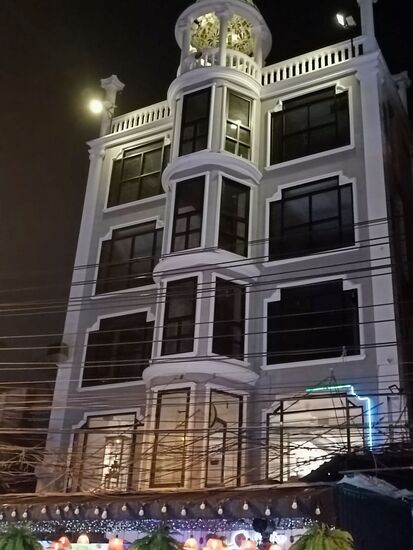 dazwischen ein richtig toll saniertes Haus.