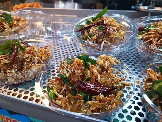 Simone war neugierig und die Verkäuferin hielt ihr ein Häppchen davon hin...Fazit: Für europäische Maßstäbe ungenießbar, irgendetwas aus Krabben.