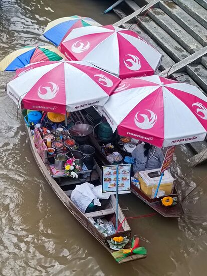 Am Khlong...schwimmende Verkaufsstände...da wussten wir noch nicht, dass es die letzten sein werden....