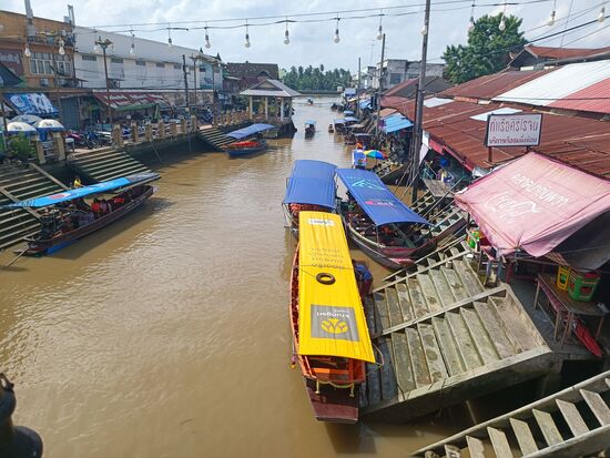 Es wurde eine Rundtour angeboten für schlappe 50 Baht. Dann wird man wohl unterwegs das Markttreiben sehen...dachten wir.