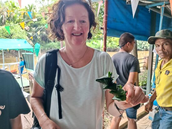 Das Beste an der Tour, es gab eine thailändische Nudelsuppe inklusive und hier noch ein Häppchen...anfangs süß und später ein scharfer Nachgeschmack...Simone hat es trotzdem geschmeckt...mir nicht.