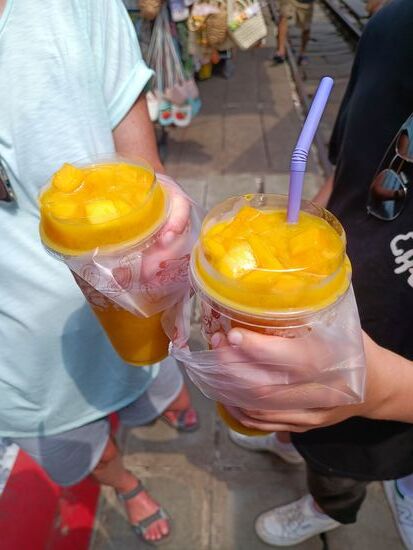 ein superleckerer Mango-Shake, hier zur Abwechslung gleich noch mit Früchten als Extra.