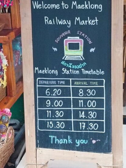 Klasse - endlich ein Fahrplan - 14.30 Uhr, das passt gut...noch eine halbe Stunde warten.