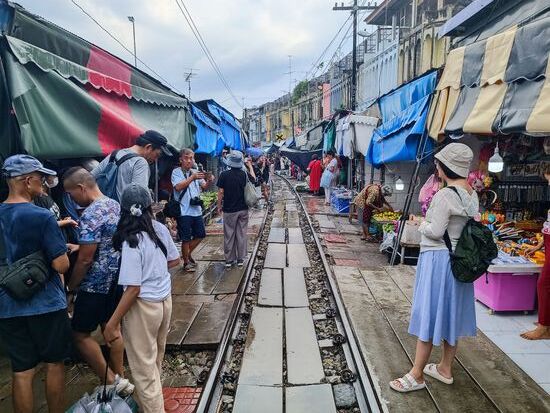 Eine nicht definierbare Lautsprecherdurchsage löste Betriebsamkeit aus, Waren wurden weggeräumt und die Dächer eingefahren.
